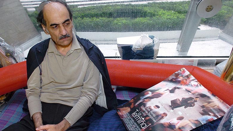 وفاة اللاجئ الإيراني الذي عاش أكثر من 18 عاماً داخل مطارٍ في باريس